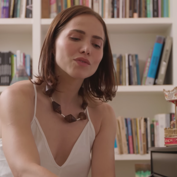 Talentosa! Letícia Colin tem piano em sua casa, que simulou preparação para papel