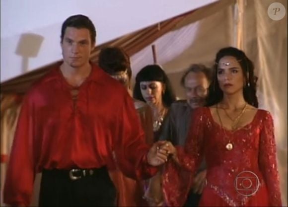 Ricardo Macchi reclama de citação em tom de deboche de seu personagem, o cigano Igor, e autora de 'Sangue Bom' corta a cena, ator publicou desabafos no Facebook em 27 de maio de 2013