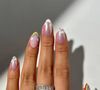 Para uma versão mais sonhadora de unhas cromadas brancas, confira este design fofo com bolinhas de nuvem