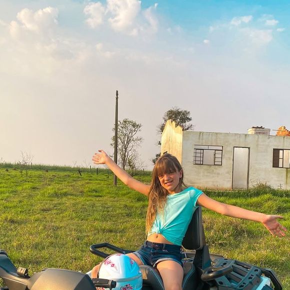 Por lá, Rafa Justus compartilhava fotos de viagens e do dia a dia
