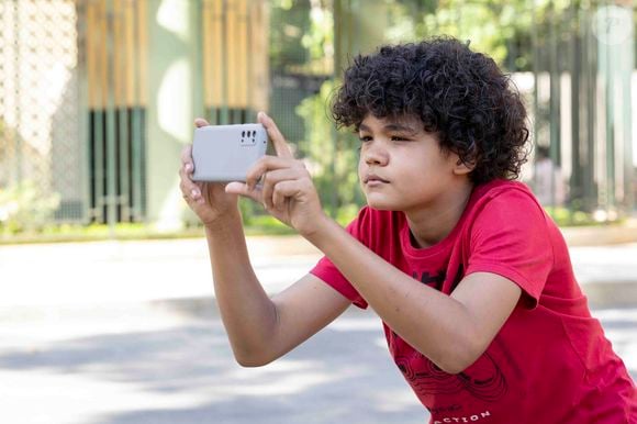 Cristiano (Davi Luis Flores) filma com seu celular o assalto na casa de Arminda