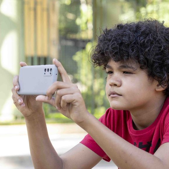 Cristiano (Davi Luis Flores) filma com seu celular o assalto na casa de Arminda