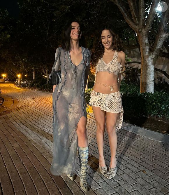 Sem sutiã, Bruna Marquezine escolheu um vestido da grife H. Lorenzo para sair com Marina Sena