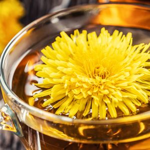 O dente-de-leão é um excelente aliado contra o inchaço. Ele tem efeito diurético e estimula a eliminação do excesso de líquidos e toxinas