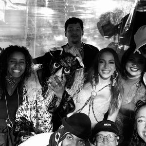 Alice Carvalho e Anitta também já interagiram quando pai da cantora tietou a atriz de 'O Agente Secreto' e ganhou um 'coió' da popstar