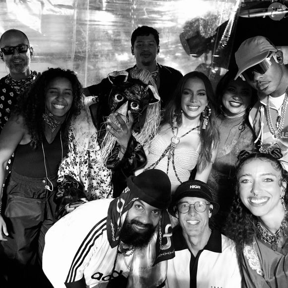 Alice Carvalho e Anitta também já interagiram quando pai da cantora tietou a atriz de 'O Agente Secreto' e ganhou um 'coió' da popstar