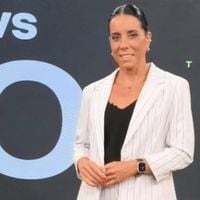 Nem blazer, nem calça de alfaiataria! Âncora da Globo, Mônica Teixeira é fotografada de biquíni e boa forma da jornalista rouba a cena em fotos