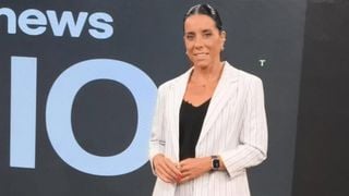 Nem blazer, nem calça de alfaiataria! Âncora da Globo, Mônica Teixeira é fotografada de biquíni e boa forma da jornalista rouba a cena em fotos