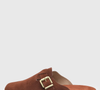 O mule feminino da Moleca, encontrado na Dafiti por R$ 84,99 no Pix, aposta na cor marrom, no bico arredondado e na fivela metálica para criar um visual moderno e versátil
