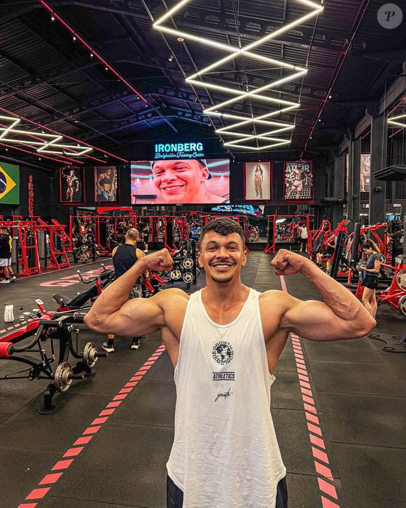 Durante uma interação com a filha, Júlio Cocielo deixou sua mão à mostra e exibiu os dedos sem a aliança de casamento