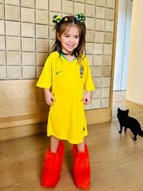 'Por que minha filha gosta de calçar meus sapatos?': a psicologia revela que o hábito é muito mais do que uma simples brincadeira