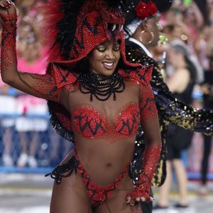 Iza exibiu a barriga sequinha durante o desfile