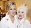 Dolly Parton ao lado de Jane Fonda; juntas fizeram o filme 'Como elimnar seu chefe'