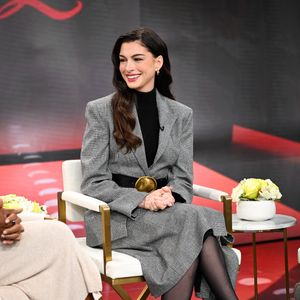 De volta como Andy, Anne Hathaway vive nova fase e fala sobre amadurecimento após os 40 anos