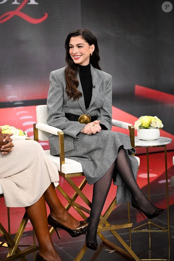 De volta como Andy, Anne Hathaway vive nova fase e fala sobre amadurecimento após os 40 anos