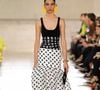 Desfile da Carolina Herrera foi aberto pela top model carioca Laura Schulze, de apenas 23 anos