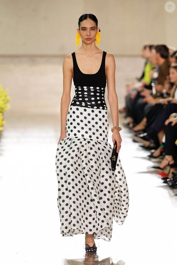 Desfile da Carolina Herrera foi aberto pela top model carioca Laura Schulze, de apenas 23 anos