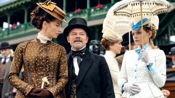 Os vestidos volumosos e os espartilhos ajudam a recriar a atmosfera aristocrática da Varsóvia do século XIX em A Boneca, minissérie disponível na Netflix