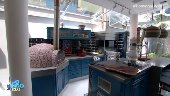 Casa do cantor sertanejo Marcos: churrasqueira, forno de pizza e choppeira