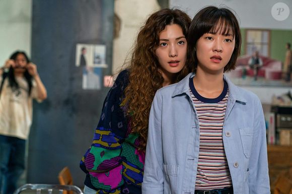 'Glitch': uma mulher busca pelo namorado desaparecido, mas acaba envolvida com alienígenas e cultos misteriosos