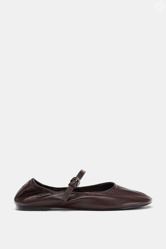 Na Zara, o modelo em couro com efeito soft também estava disponível por R$ 319,00