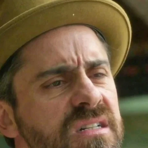 Nelson (Felipe Abib) assiste de longe casamento de Celeste (Debora Ozório) e Edu (Caio Manhente) em Garota do Momento