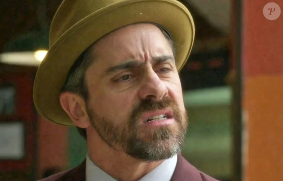 Nelson (Felipe Abib) assiste de longe casamento de Celeste (Debora Ozório) e Edu (Caio Manhente) em Garota do Momento