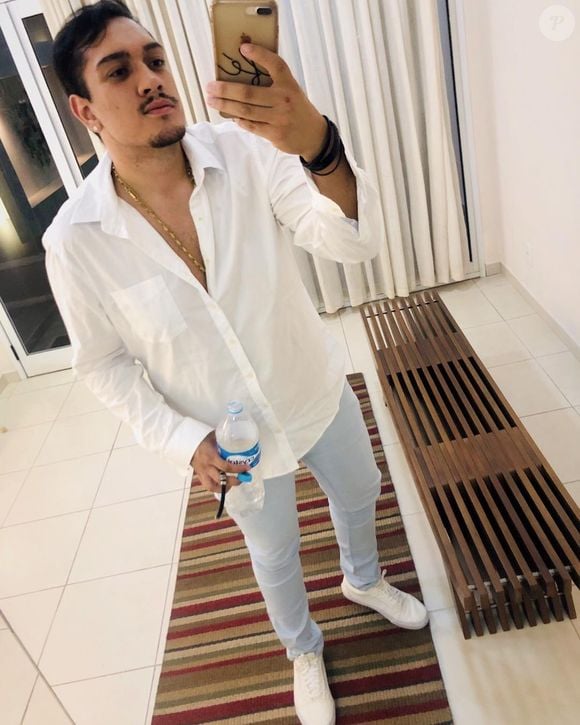 MC Binn abandonou o cabelo loiro para um visual mais 'padrão'