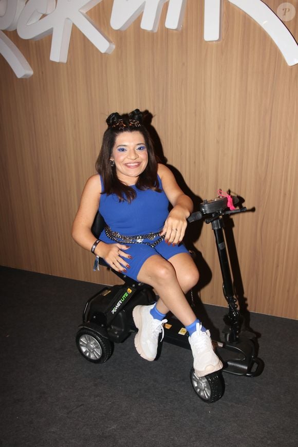A influenciadora Pequena Lo escolheu um vestido azul royal e combinou com um tênis branco