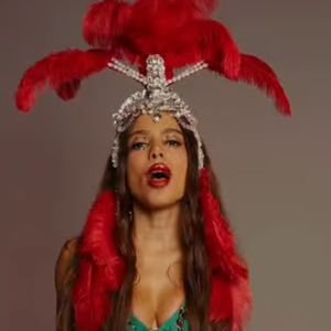 Anitta recebe elogios de amigos, com Paolla Oliveira