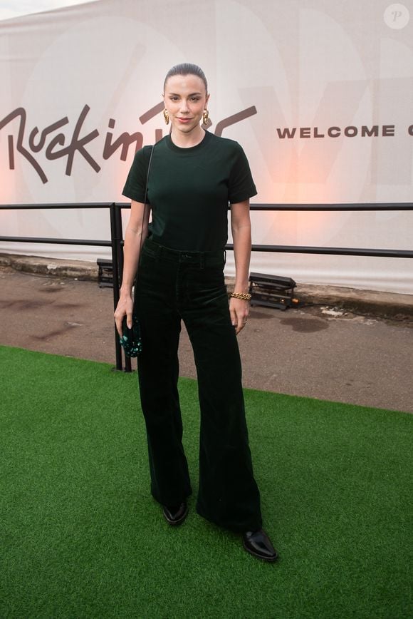 Alice Wegmann escolheu um look all black composto por uma camiseta simples e calça flare