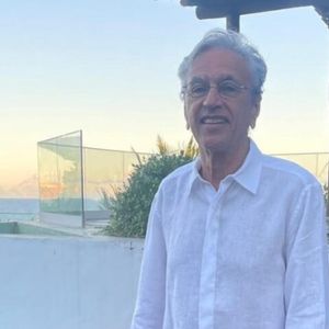 A mansão de Caetano Veloso: cantor mora em uma casa luxuosa na Bahia com espaço cultural e vista icônica