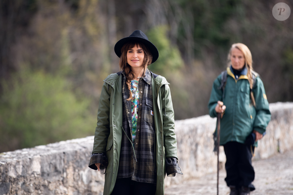 '3 Caminos' acompanha a vida de cinco amigos, cada um de uma nacionalidade diferente, unidos pelo Caminho de Santiago em três momentos específicos de suas vidas. Ao longo dessa jornada, o público mergulha em seus sonhos, relações amorosas e de amizade, além de ver como o tempo e as experiências moldam suas personalidades