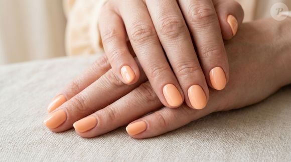 Laranja-pêssego suaviza a aparência das mãos nas unhas curtas: mais delicado que o laranja vibrante, o tom se integra ao visual da pele e cria uma manicure quente, equilibrada e favorecedora