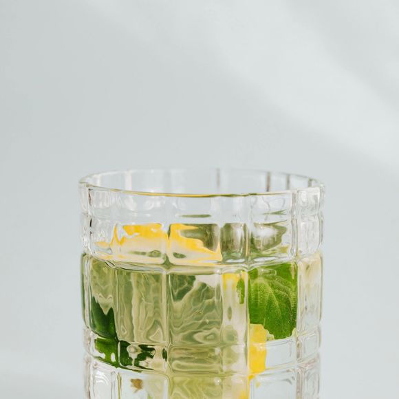 Água com limão ajuda na formação do colágeno, tem ação antioxidante, possui suporte para o sistema de defesa do corpo e melhora da absorção do ferro