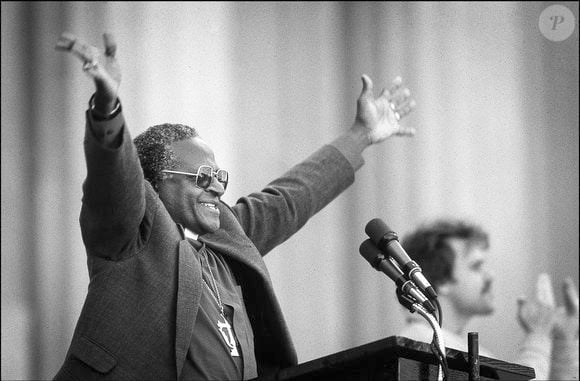 Desmond Tutu foi um arcebispo sul-africano que recebeu o Prêmio Nobel da Paz em 1984 por sua atuação contra o apartheid e a segregação racial na África do Sul