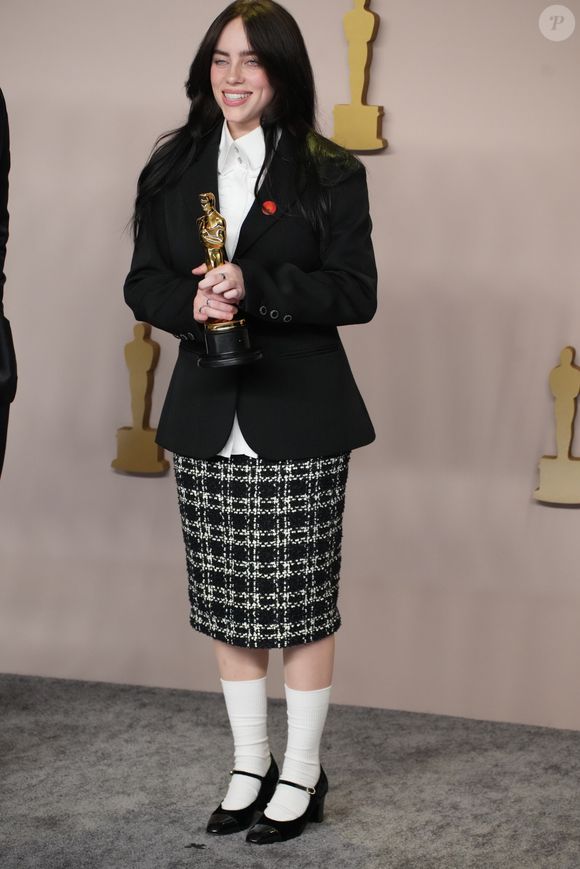 Billie Eilish é adepta da estética 'Tired Girl MakeUp'