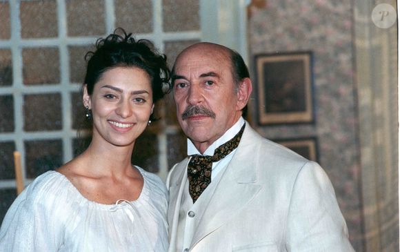 Francesco (Raul Cortez) e Paola (Maria Fernanda Cândido) visitam Janete, deixando a vilã com ódio