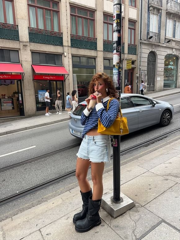 Bermudas de cotelê, calças amplas e vestidos femininos estão entre as peças que mais valorizam o Adidas Tokyo Mary Jane nos dias frios