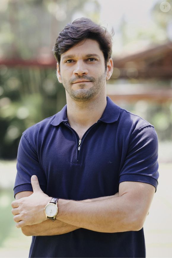 Vanderson (Armando Babaioff) pretende derrubar o personagem de Marcello Novaes, pois foi incriminado pela morte de Abel.