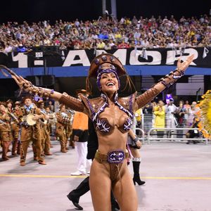 Sabrina Sato desfilou sem parte da fantasia no Carnaval de 2017 após o início do desfile da Gaviões da Fiel; episódio segue sendo lembrado quase dez anos depois