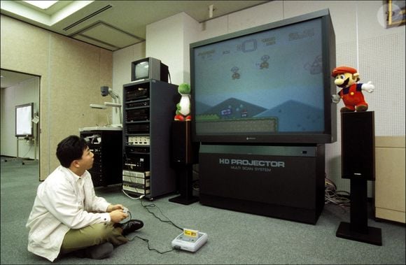 Segundo a BBC, durante o comando de Hiroshi Yamauchi, a Nintendo passou por diferentes fases, saindo da fabricação de cartas e avançando para brinquedos, jogos de arcade e videogames eletrônicos