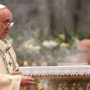 Papa Francisco está sem febre no 23º dia de internação e apresenta melhora na troca de gases
