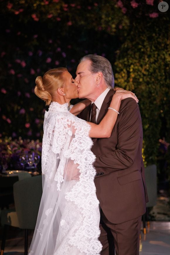 Festa de renovação de votos de Roberto Justus e Ana Paula Siebert aconteceu em um clube luxuoso de São Paulo