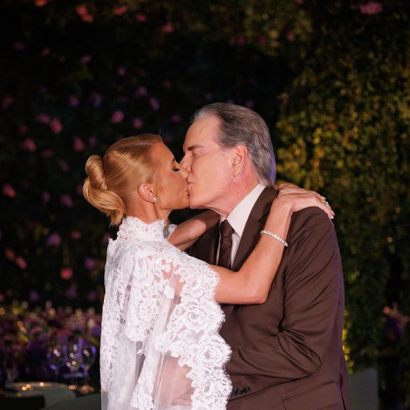 Festa de renovação de votos de Roberto Justus e Ana Paula Siebert aconteceu em um clube luxuoso de São Paulo