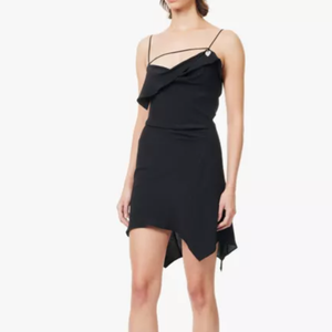 Vestido preto curto simples usado por Bruna Marquezine valorizou a silhueta da atriz, e é ótimo para dias quentes, como os do verão.