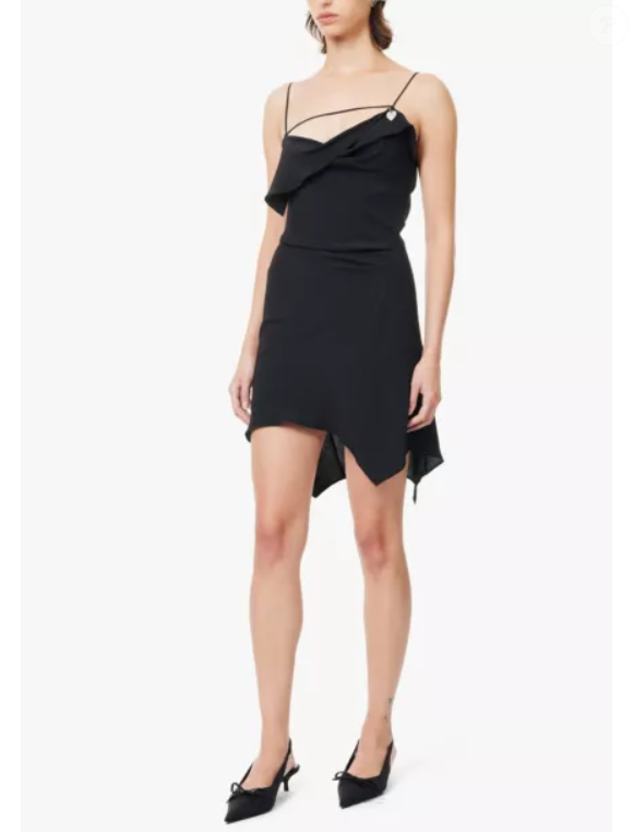 Vestido preto curto simples usado por Bruna Marquezine valorizou a silhueta da atriz, e é ótimo para dias quentes, como os do verão.