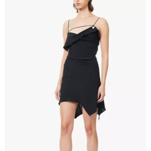 Vestido preto curto simples usado por Bruna Marquezine valorizou a silhueta da atriz, e é ótimo para dias quentes, como os do verão.