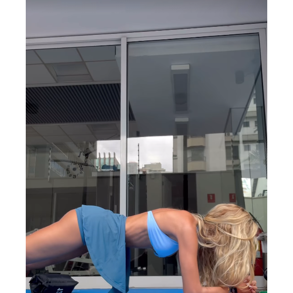 Em casa, Yasmin Brunet também passou a fazer exercícios funcionais com um personal