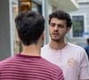 Mau Mau, preso pelo segredo de que é irmão de Adriana, prefere se afastar e dar uma chance para Fernando